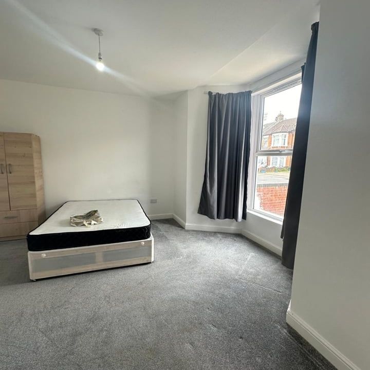 Studio Flat, Hazeldene Road, IG3 - Photo 1