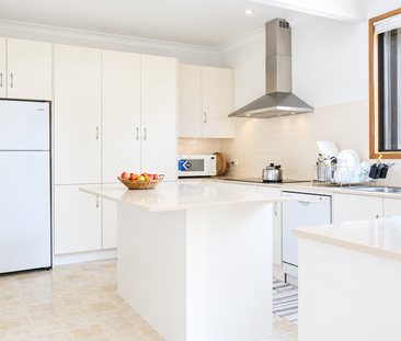 Spacious 4-Bedroom Family Home in a Convenient North Ryde Location - Photo 3