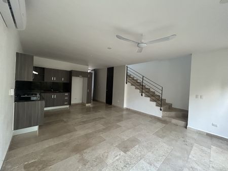Townhouse de 2 recámaras, equipado, con alberca privada, en zona norte. - Photo 2
