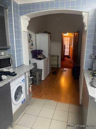 3 bedroom property to rent in London - Photo 2