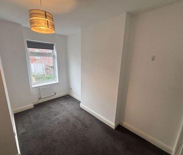 4 bedroom semi-detached house to rent - Photo 3