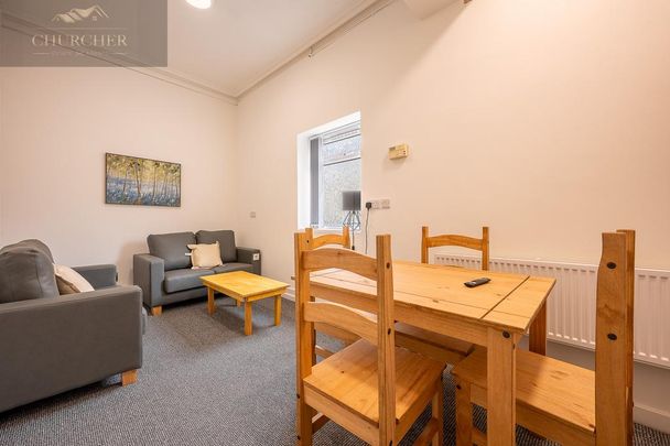 4 bedroom flat to rent - Photo 1