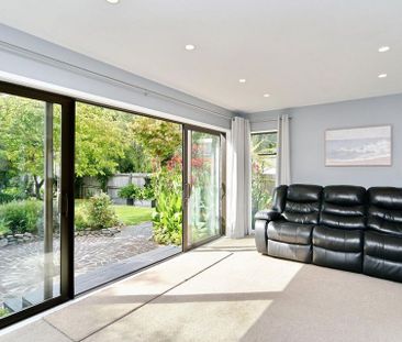 3 Bedroom Home with Two Lounges & Lush Garden! - Photo 1