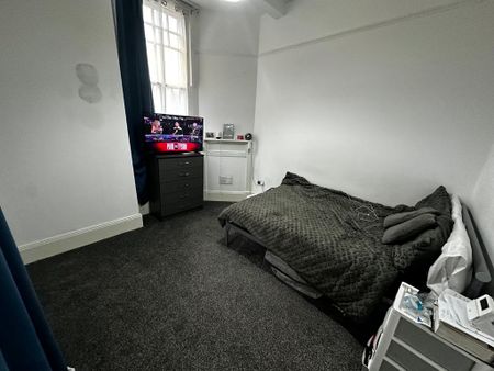 2 bedroom flat to rent - Photo 2