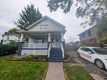 Spacious Fully Detached House in Niagara Falls! - Photo 4