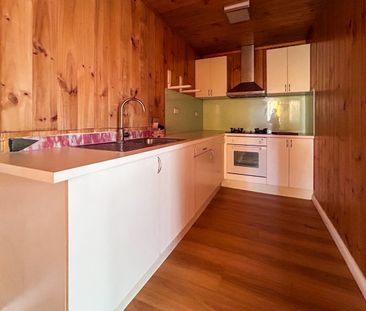 Neat & Private Two-Bedroom Bungalow - Photo 5