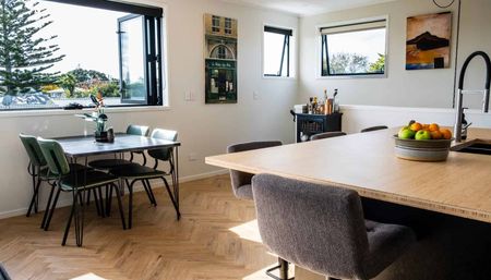 Modern 4BR Te Atatu Gem - AC & Garden! - Photo 3