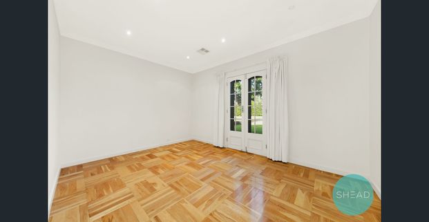 BIG LEVEL BLOCK FAMILY HOME WITH FIVE BEDROOMS, INDOOR SWIMMING POOL - Photo 1