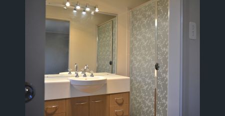 Spacious Family Home in Prestigious Saba Court - Photo 5