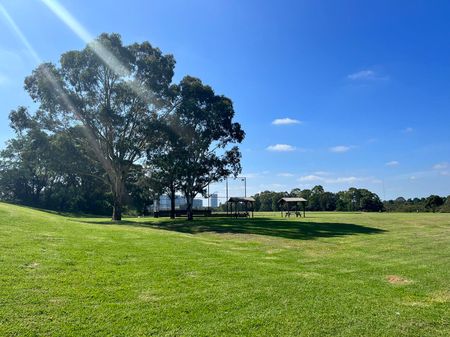 3 Bedroom 2.5 Bathroom 2 Locked Garage Remote Control - Photo 2