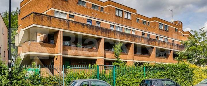 3 bedroom apartment located within a gated building on Brecknock Road - Photo 1