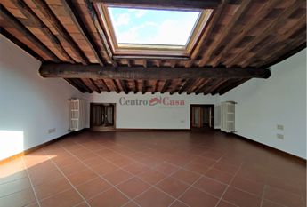 Caratteristica mansarda arredata di sola cucina!