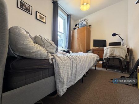 3 bedroom flat to rent - Photo 4