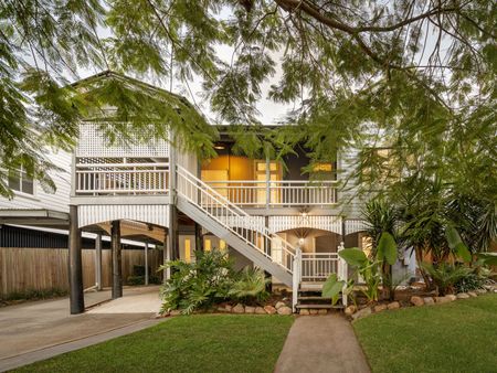 Generous Family Home in a Sought-After Locations - Photo 4