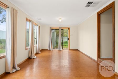 19 Chifley Cres, Kooringal NSW 2650 - Photo 5