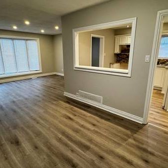 Beautifully Renovated 3-Bedroom Bungalow main floor unit - Photo 3