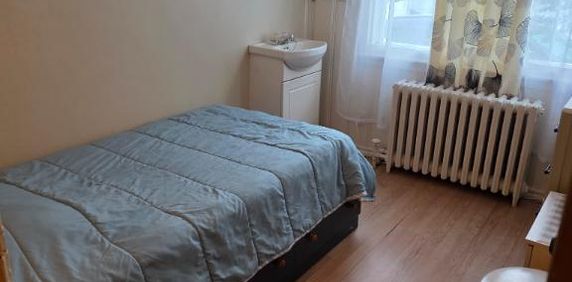 CHAMBRE À LOUER À SAINT-AGATHE-DES-MONTS,PRES DE TOUT LES SERVICES. - Photo 2