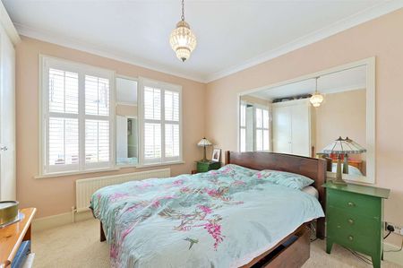 Charming three bedroom Victorian home with private garden - Photo 4