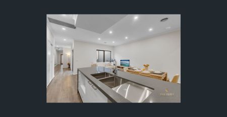 Stunning Modern Home in the Heart of Thornhill Park - Feature-Packed & Perfectly Designed - Photo 2