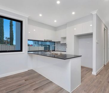 EXECUTIVE TOWNHOUSE! - Photo 6