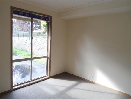 charming 3 bedroom home - Photo 4