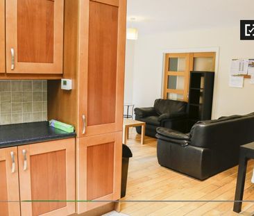 Room for rent in 5-bedroom apartment in Ballymun, Dublin - Photo 2