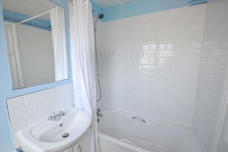 Crabbs Cottage, CM17, Old Harlow - Photo 4