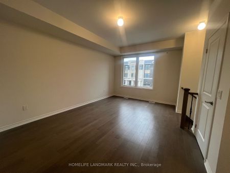 Townhouse For Lease | N8127724 - Photo 4