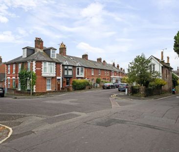 2 Bedroom - Highcliffe Road, Winchester - Photo 6