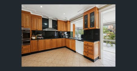 Versatile Coastal Haven Perfect for Large or Multi-Generational Families - ONE WEEKS FREE RENT - Photo 2