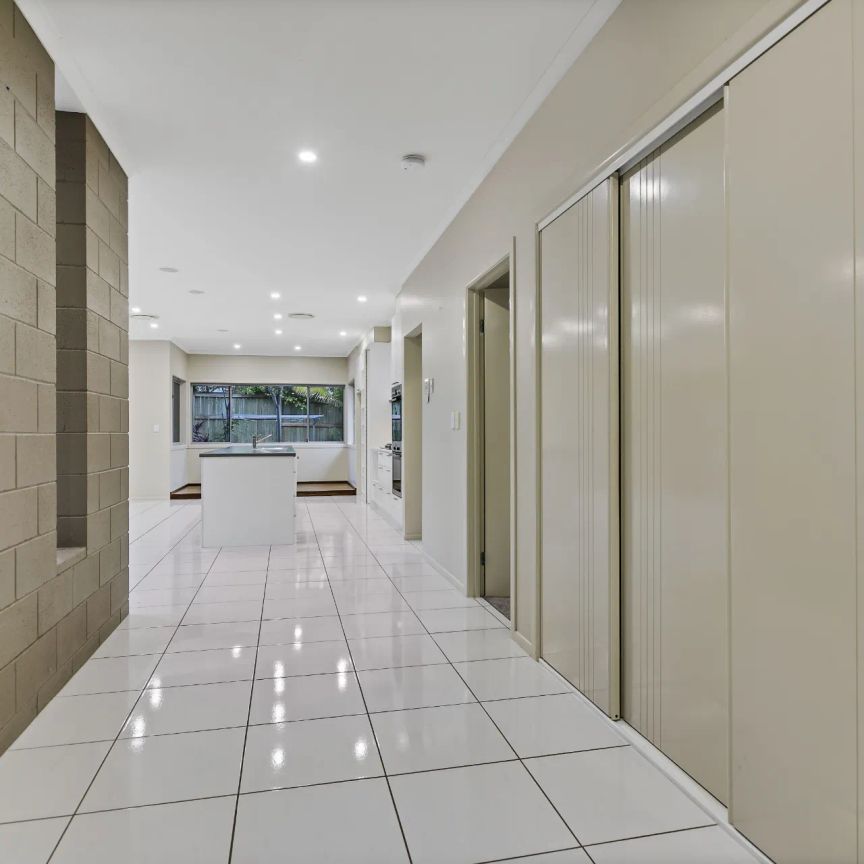 Large Family Home in a Great Street - Pool Maintenance Included! - Photo 1