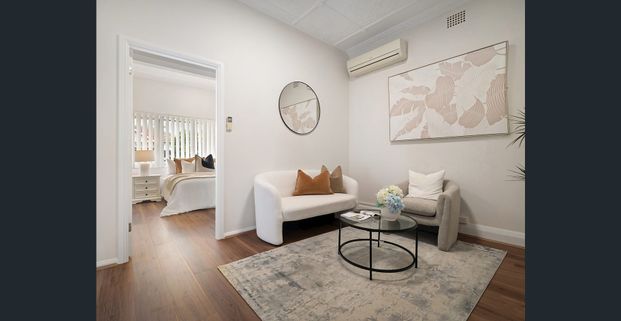 Charming Renovated Home in a Prime Carlton Location - Photo 1