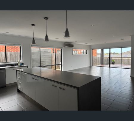2/2 McClure Court, Traralgon, Vic 3844 - Photo 2