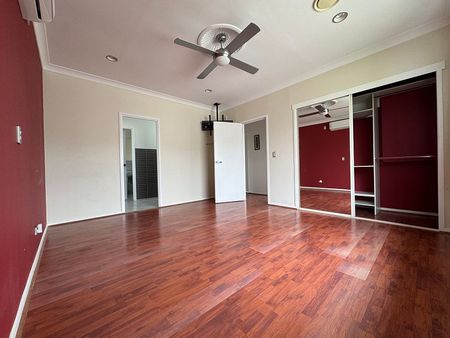 Spacious Sun-Filled 3 Double Bedroom Modern House - Photo 3