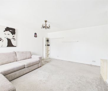 3 bedroom House in Merrifield Close, Reading - Photo 2