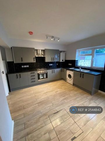 4 bedroom terraced house to rent - Photo 4