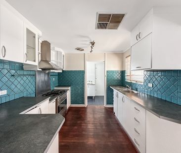 Spacious 3-Bedroom Home in Prime Kelmscott Location! - Photo 6