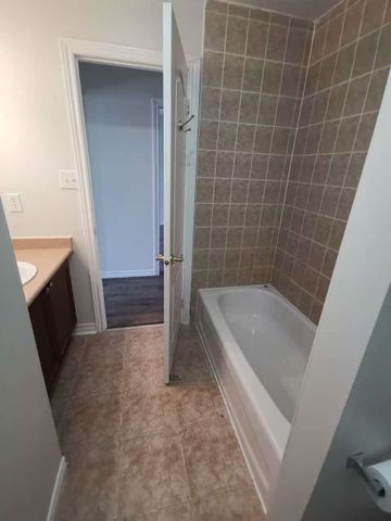 For Lease - 24 Beatrice Lane, Barrie, Ontario - Photo 2