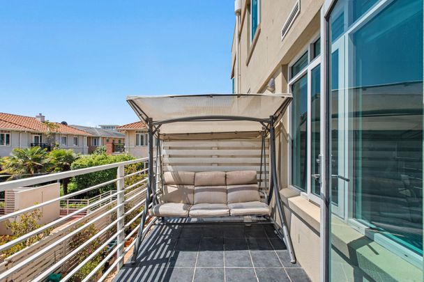 Designer Apartment in Prime Port Melbourne Location! - Photo 1