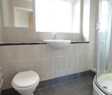 2 bedroom Flat To Let - Photo 6