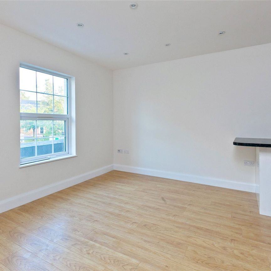 68a High Street, Esher, Surrey, KT10 flat to rent - Photo 1