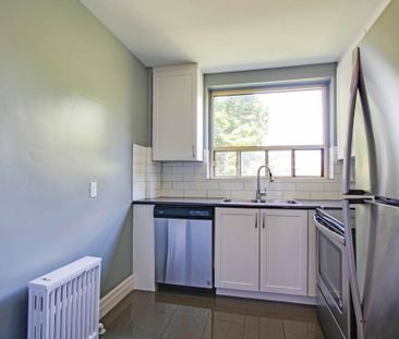 Crown Hill Place Apartments - Photo 3