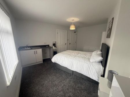1 bedroom in a house share to rent - Photo 4