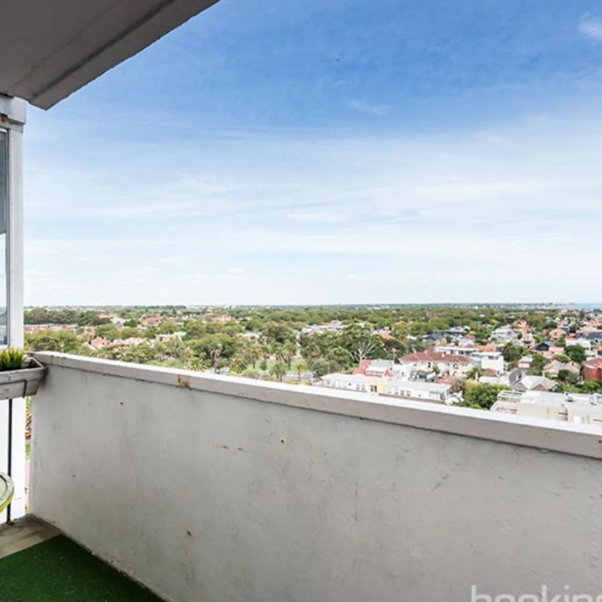 Super-sized, light-filled one-bedder with uninterrupted bay views - Photo 1