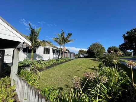 1 Gosford Drive, Botany Downs, Auckland - Photo 2