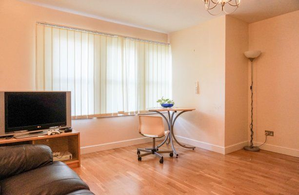 2 Bedrooms Broomfield Crescent - Photo 1