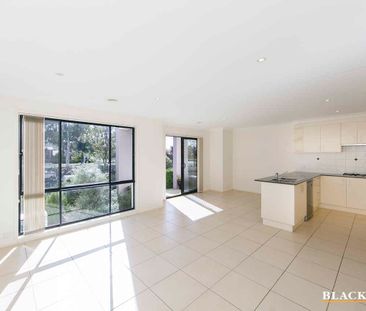 Two storey townhouse 1km to Gungahlin Town Centre - Photo 2