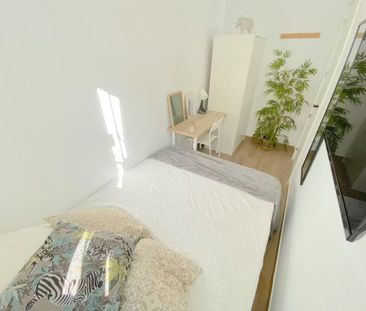 Avenida de Ramón y Cajal, Sevilla, Andalusia 41005 - Photo 3