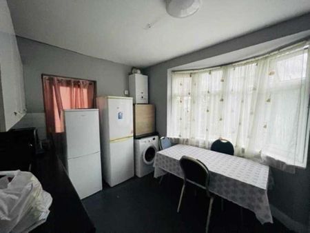 Katherine Road, East Ham, E6 - Photo 5