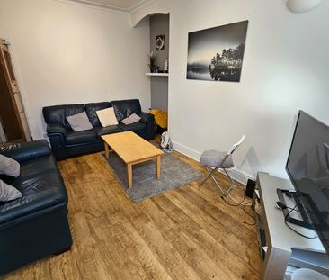 5 Bed - 10 Walmsley Road, Hyde Park, Leeds - LS6 1NG - Student - Photo 1